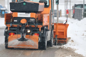 Ponad 1100 pługów i piaskarek walczy ze śniegiem i lodem na polskich drogach