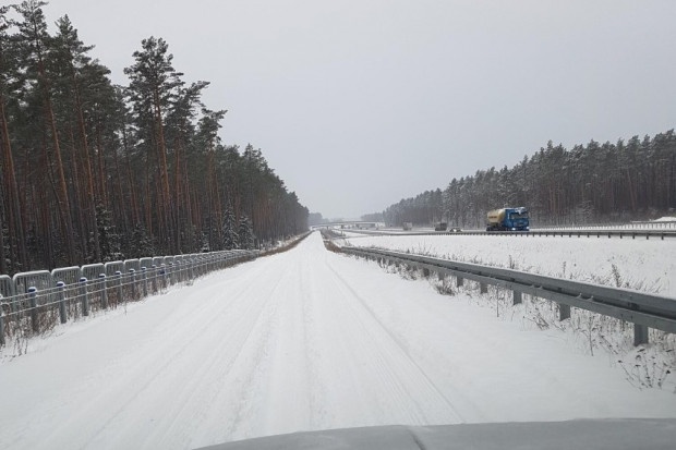 Tak wyglądała w grudniu jedna z dróg serwisowych wzdłuż S8 koło Ostrowi Mazowieckiej. (Fot. zdjęcie nadesłane przez czytelnika "Tygodnika Ostrołęckiego")