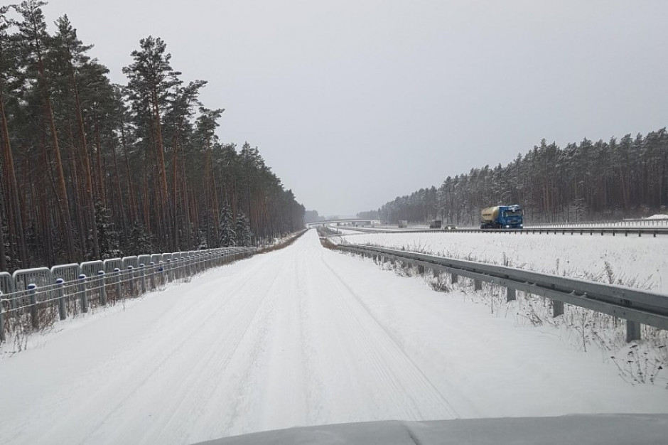 Tak wyglądała w grudniu jedna z dróg serwisowych wzdłuż S8 koło Ostrowi Mazowieckiej. (Fot. zdjęcie nadesłane przez czytelnika "Tygodnika Ostrołęckiego")