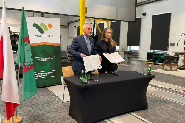 Prezydent Wałbrzycha Roman Szełemej i przedstawicielka Hydrogen Utopia International podpisali list intencyjny (Fot. TT/Roman Szełemej)