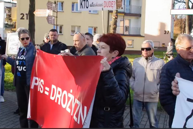 Demonstracja w Wadowicach została rozwiązana nielegalnie - twierdzą jej uczestnicy (fot. Facebook.com/Łukasz Płatek)