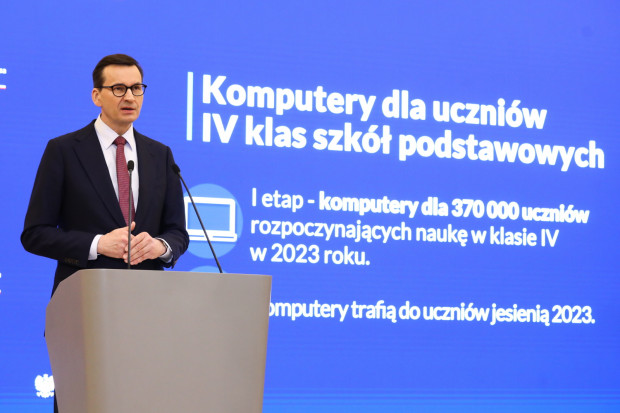 Premier Mateusz Morawiecki podczas konferencji prasowej (fot. PAP/Tomasz Gzell)