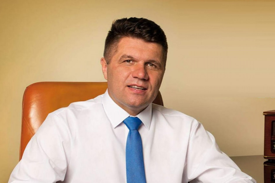 Paweł Okrasa wykorzystywał samochód służbowy podczas urlopu wypoczynkowego (fot. facebook.com/Paweł Okrasa) Paweł Okrasa wykorzystywał samochód służbowy podczas urlopu wypoczynkowego (fot. facebook.com/Paweł Okrasa)