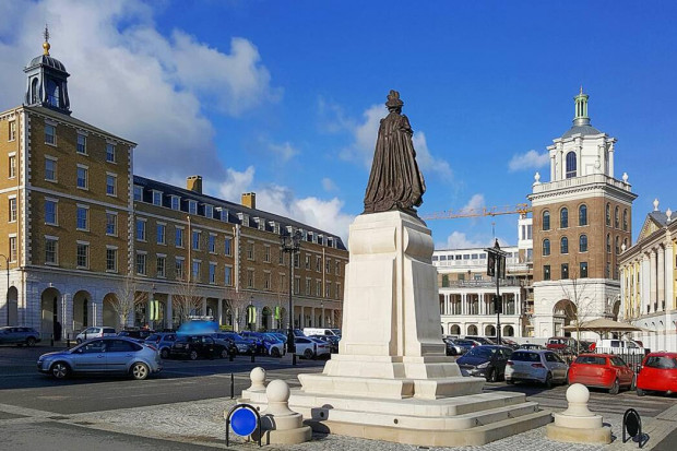 Główny plac w Poundbury (fot. Wikimedia Commons/Leon Krier)