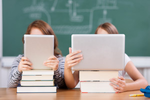 Uczniowie polskich szkół mają spore cyfrowe zaległości do nadrobienia (Fot. Adobestock)