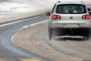 Mżawki, śnieg i mgły mogą utrudniać jazdę