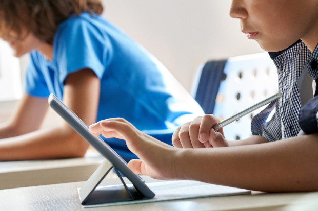Uczniom bardziej przydadzą się tablety czy laptopy? (Fot. Adobestock)