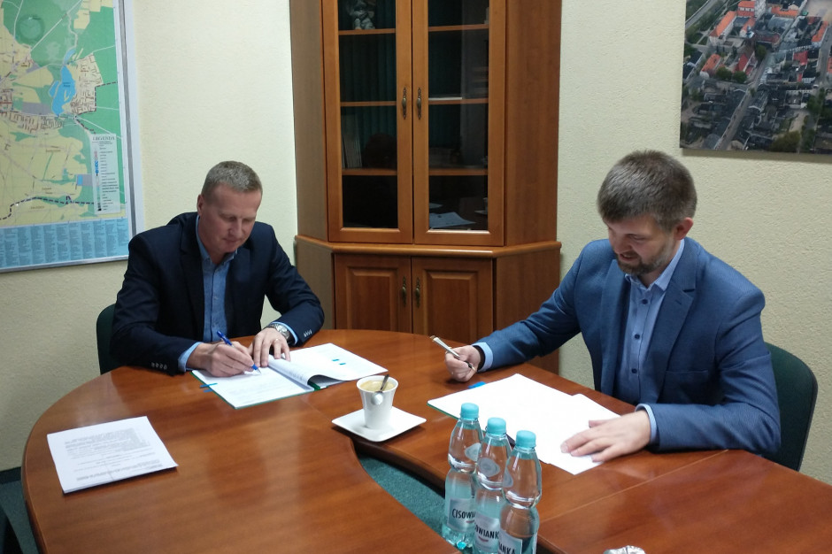 Karol Szokalski (z lewej), dyrektor ZDiUM w Piotrkowie Trybunalskim, podpisał umowę na dostarczenie kolejnych pięciu bezemisyjnych autobusów (Fot. Piotrkow.pl)