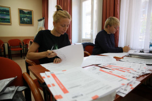 Sprawdzanie i ocenianie egzaminów będzie bardziej czasochłonne więc stawki mają wzrosnąć (fot. arc. PAP/Lech Muszyński)