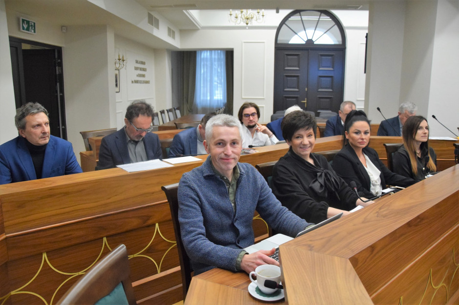Radomscy radni podjęcie decyzję o wniesieniu gruntu do spółki na styczniowej sesji (Fot. Rada Miejska w Radomiu Facebook) Radomscy radni podjęcie decyzję o wniesieniu gruntu do spółki na styczniowej sesji (Fot. Rada Miejska w Radomiu Facebook)