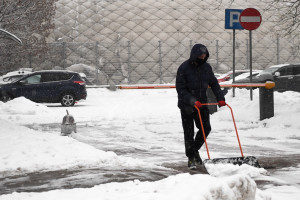 Synoptycy zapowiadają kolejny atak zimy. Służby miejskie podołają? (Fot. PAP/Piotr Nowak)