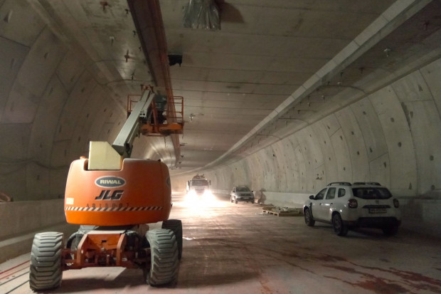 W tunelu trwa montaż instalacji hydrantowej (fot. tunel-swinoujscie.pl)