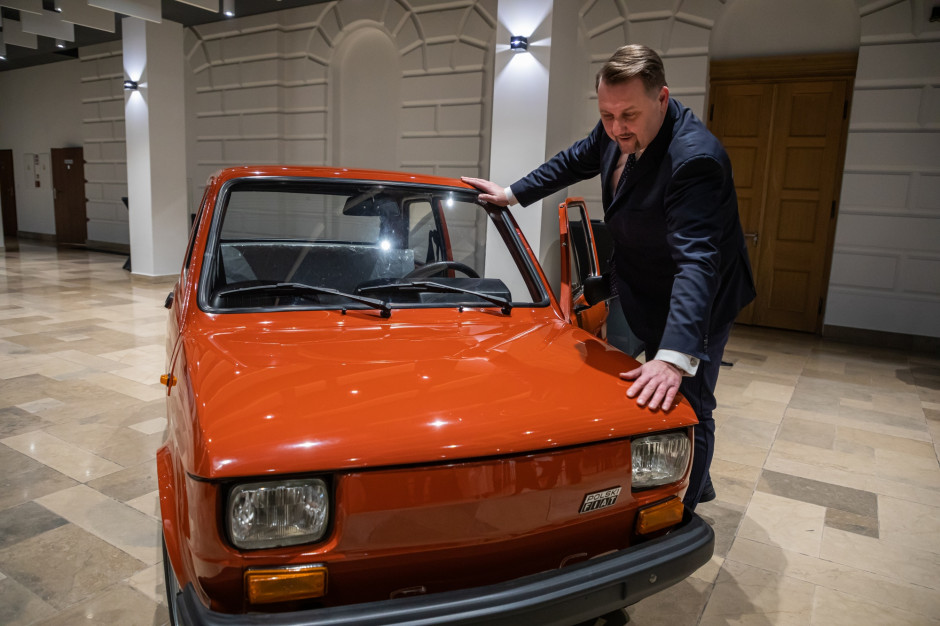 Samochód można oglądać w holu Bielskiego Centrum Kultury (fot. Paweł Sowa/Wydział Prasowy UMBB)