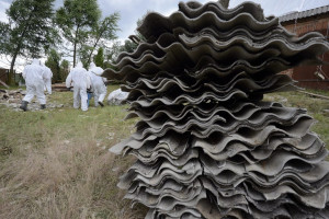W Unii Europejskiej może być nawet 220 mln obiektów wybudowanych przy użyciu materiałów z azbestem (Fot. PAP/Tytus Żmijewski)