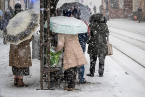 Sprawcą ekstremalnej pogody jest cyklon Pit. Przyniósł intensywne opady śniegu (fot. Tytus Żmijewski/PAP)