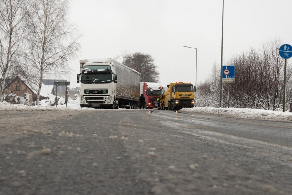 Atak zimy, który miał miejsce w piątek zaskoczył kierowców (Fot. archiwum PAP/Andrzej Lange)