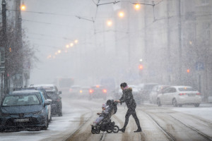 GDDKiA ostrzega przed opadami śniegu i śniegu z deszczem, które występują w całym kraju (Fot. PAP/Tytus Żmijewski)