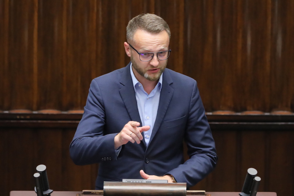 Poseł Paweł Szramka skierował interpelację w sprawie nauczyciela pozbawionego świadczenia kompensacyjnego (Fot. PAP/Paweł Supernak)
