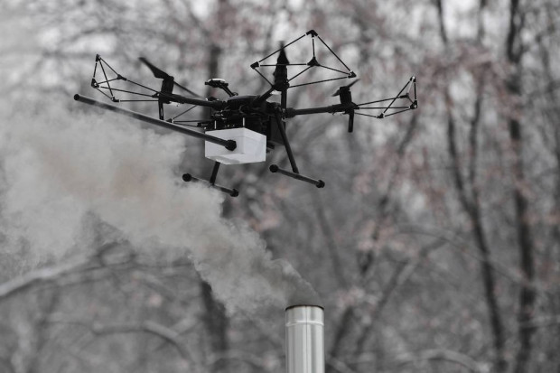 Drony znowu sprawdzą jakość paliwa spalanego w poznańskich domach (Fot. PAP/Bartłomiej Zborowski)
