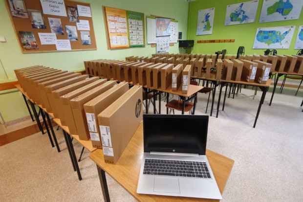 Laptop dla każdego ucznia to poważne zadanie logistyczne dla samorządu (fot. mat. pras. UMWO)