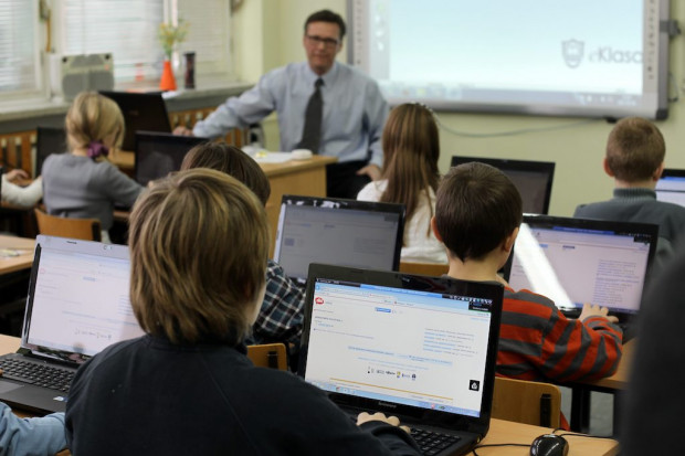 Na podniesienie kompetencji cyfrowych w szkołach przewiedziano w nowym programie 551 mln zł (Fot. PAP/Tomasz Waszczuk)