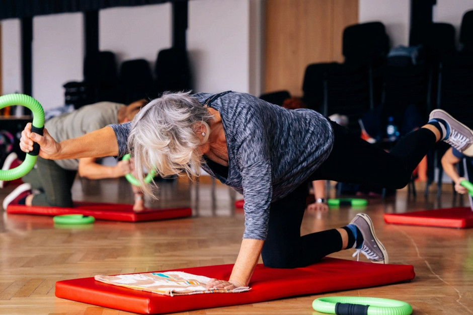 Seniorzy mogą skorzystać m.in. z zajęć taneczno-gimnastycznych, jogi czy z aquafitness (fot. poznan.pl/Trener Senioralny)