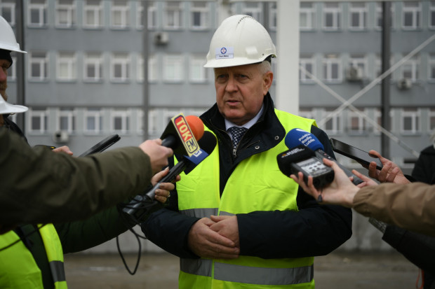 W tradycyjnym zawieszeniu wiechy na nowym budynku operacyjnym w szpitalu wziął udział marszałek  Jarosław Stawiarski (fot.UMWL)