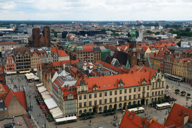 W aglomeracji warszawskiej średnie miesięczne wynagrodzenie jest aż o 2,5 tys. zł wyższe niż w Warmińsko-Mazurskiem (Fot. Pixabay)
