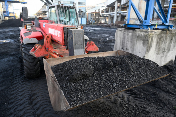 Jak zagospodarować nieodebrany węgiel, który został w gminach? To pytanie zadaje sobie wiele samorządów (fot.PAP/Darek Delmanowicz)