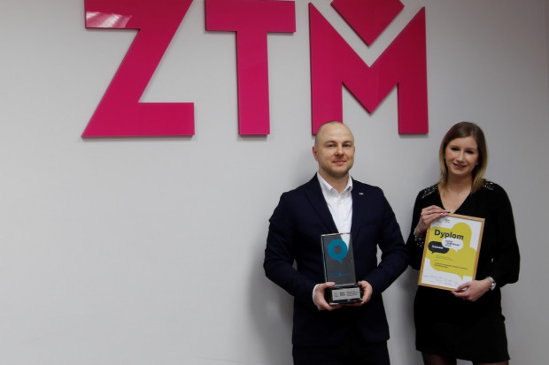 W imieniu ZTM statuetkę odebrali zastępca dyrektora ZTM ds. kontrolingu Adam Sujkowski oraz przewodnicząca zespołu ds. dostępności w ZTM Katarzyna Ziomek (Fot. Mat. prasowe)