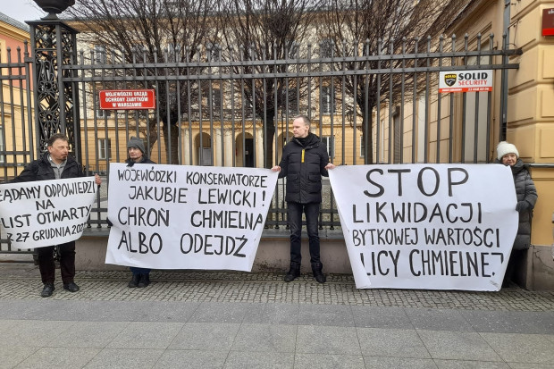 Pod siedzibą MWKZ odbyła się pikieta stowarzyszenia Obrońcy Zabytków Warszawy, którzy protestowali przeciwko wprowadzaniu zieleni na ulicy Chmielnej (fot. FB/M.Witak)