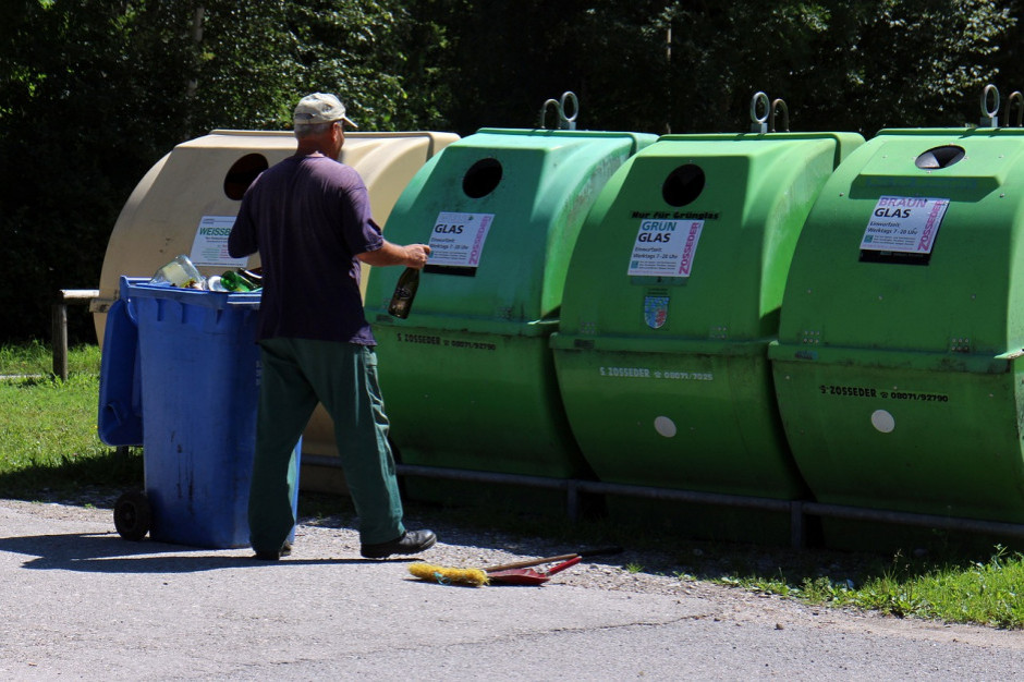 W pojemnikach na odpady z tworzyw sztucznych i metali umieszczane są kartony, ubrania, opony czy też odpady bio (fot. Pixabay)