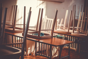 Szkoły podstawowe pustoszeją. Dla wielu nauczycieli będzie to oznaczało niższe zarobki (fot. pixabay/Juraj Varga)