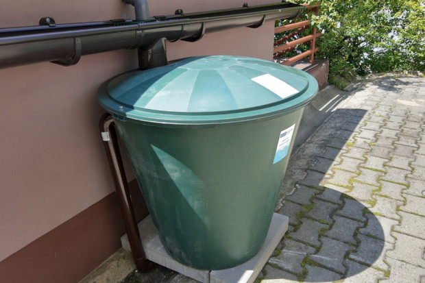 Na rynku są instalacje, które filtrują deszczówkę na tyle dobrze, że można jej użyć do prania czy spłukiwania toalet, a nawet do spożycia (fot. TT/BiuroPrasoweKce)