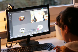Uczniowie w klasie, nauczyciel online. Projekt już w ministerstwie