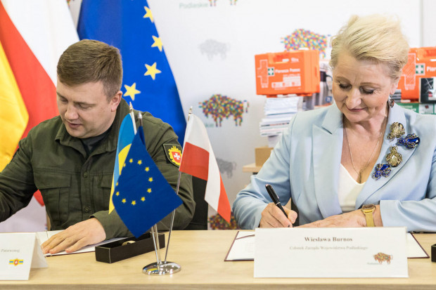 Członek zarządu województwa podlaskiego Wiesława Burnos i przewodniczący Rówieńskiej Obwodowej Administracji Państwowej Witalij Kowal podpisali na konferencji prasowej protokół przekazania tej pomocy humanitarnej. fot. mat. pras.