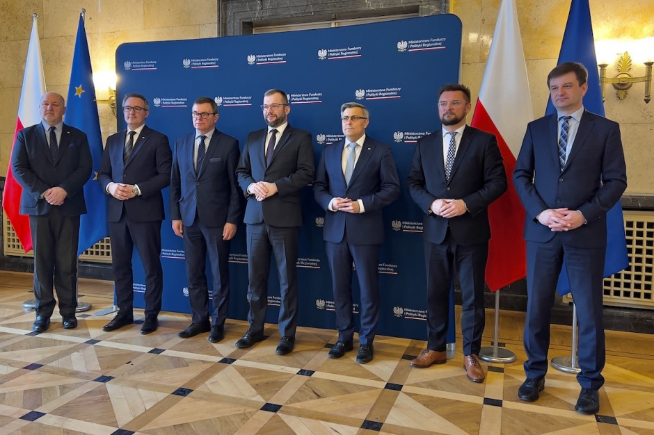 Podczas oficjalnego przekazania śląskim samorządom dodatkowych 82 mln zł na transport miejski (Fot. PTWP/Andrzej Wawok)