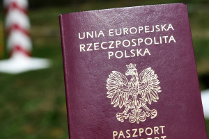 W związku ze szczególnie dużym zainteresowaniem, w województwie małopolskim w kolejne weekendy organizowane będą "soboty paszportowe" (Fot. archiwum PAP/Darek Delmanowicz)