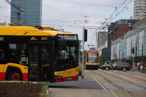 Dzięki priorytetowi autobusy komunikacji miejskiej tracą mniej czasu (fot. UM Warszawa)