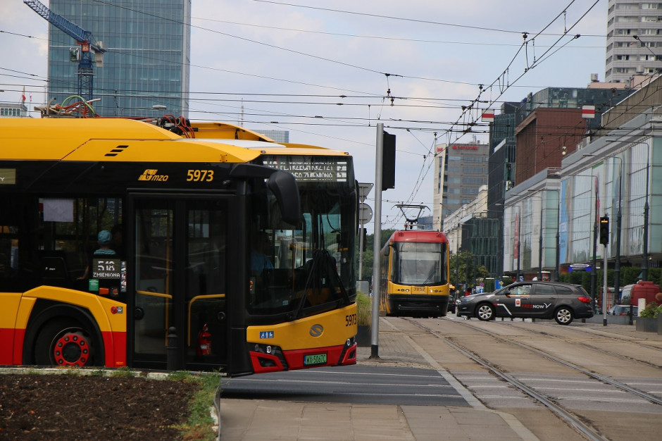 Dzięki priorytetowi autobusy komunikacji miejskiej tracą mniej czasu (fot. UM Warszawa) Dzięki priorytetowi autobusy komunikacji miejskiej tracą mniej czasu (fot. UM Warszawa)