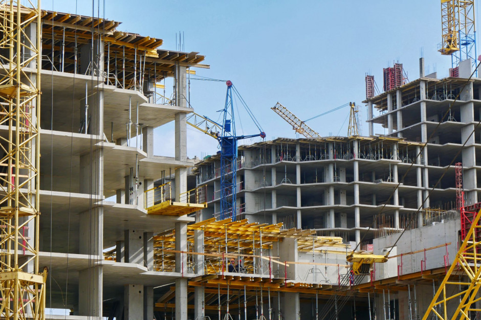Na koniec lutego 2023 r. było o 5,4 proc. mniej mieszkań w budowie (fot. pixabay)