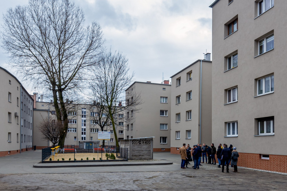 Na podwórkach powstały nowe chodniki, ogrodzenie, wygrodzony wybieg dla psów (fot. bytom.pl) Na podwórkach powstały nowe chodniki, ogrodzenie, wygrodzony wybieg dla psów (fot. bytom.pl)