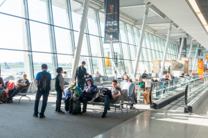 W lutym 2023 r. na stołecznym Lotnisku Chopina odprawiono 1,12 mln pasażerów (Fot. Shutterstock.com)