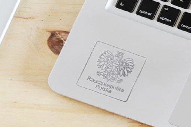 Grawerunek w postaci wizerunku orła zostanie umieszczony wewnątrz obudowy laptopa (fot. gov.pl)