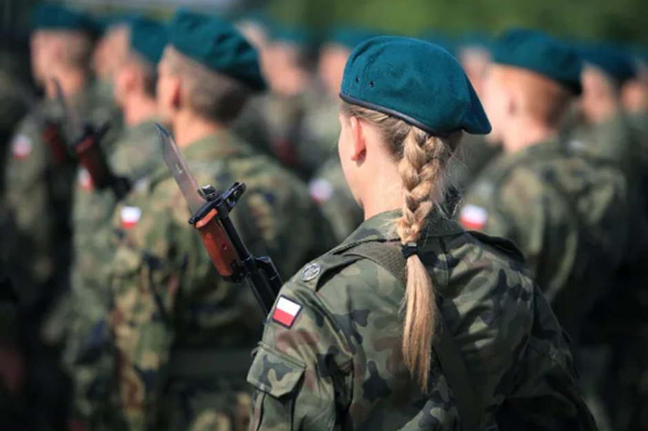 W opracowywaniu zasad zaopatrywania żołnierzy-kobiet brane są pod uwagę propozycje zgłaszane przez środowisko kobiet - zapewnia MON (fot. PAP/Tomasz Gzell)