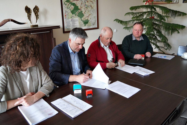 Umowy z wykonawcami realizującymi inwestycje podpisał w imieniu władz gminy Świdnica zastępca wójta Bartłomiej Strózik (fot. UG Świdnica)