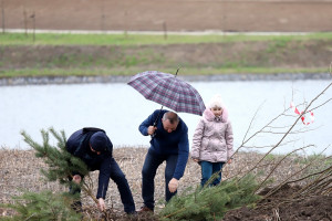 Mieszkańcy współtworzą nowy park, zasadzili sto drzew