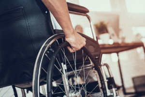 Pierwszy, najwyższy poziom świadczenia wspierającego, równy dwukrotności renty socjalnej, ma zostać uruchomiony od 2024 roku (Fot. Shutterstock.com)
