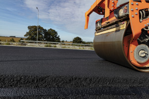 Ceny asfaltu mocno spadły. Będzie łatwiej budować samorządowe drogi