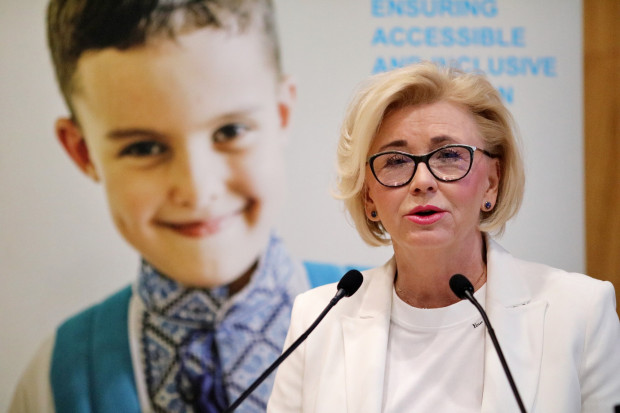 Konferencję "Dziecko jest dzieckiem" zainaugurowała wiceminister edukacji i nauki Marzena Machałek (fot. MEiN).